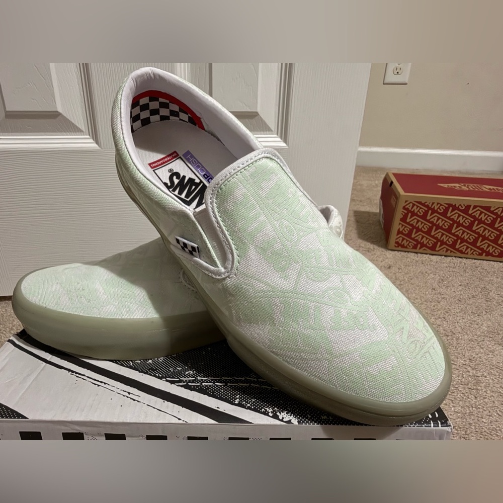 NWT Men’s Classic Slip-On Shoes, Glow in the Dark, Whitw, size 9 shoes